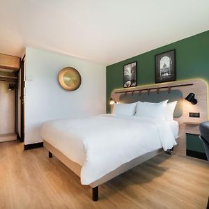 Superior Room 1 King Bed